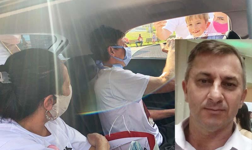 Gilberto Renadi, ao lado da esposa Maria Cristina, reencontra o filho de 6 anos ao chegar em casa do hospital. (Foto: Reprodução / Folha de Campo Largo)