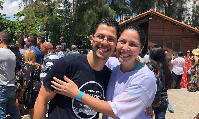 Ao lado de seu irmão, Larissa van Boekel foi batizada em dezembro de 2018. (Foto: Igreja Batista Atitude)
