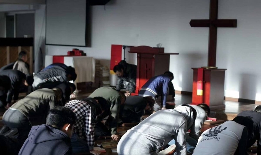 Cristãos em culto na Early Rain Convenant Church em Chengdu. (Foto: Reprodução / Facebook)