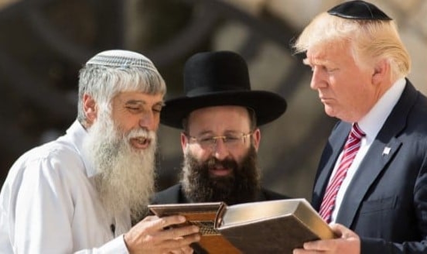 O presidente dos EUA, Donald Trump, com o rabino do Muro das Lamentações Shmuel Rabinowitz, o lugar mais sagrado para os judeus, em 2017. (Foto: Nati Shohat / Flash90)
