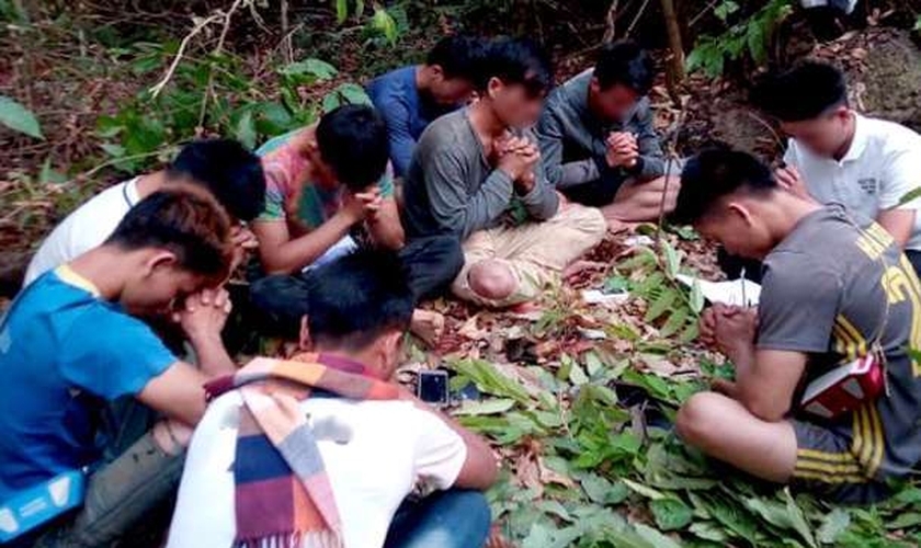 Nove jovens cristãos oram secretamente dentro de uma floresta no Laos, em 14 de setembro. (Foto: Reprodução / UCA News)