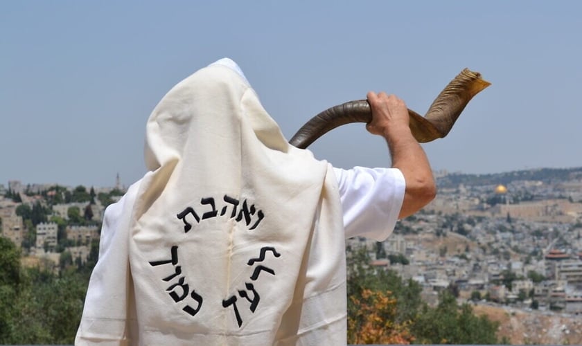 Morador de Jerusalém toca o shofar para celebrar o Rosh Hashaná 2020. (Foto: Moshe Silver)