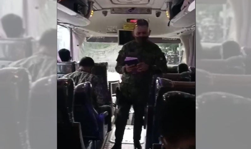 O oficial MG Maliwat, da Polícia Nacional das Filipinas, prega aos amigos dentro do ônibus. (Foto: Reprodução / GOD TV)