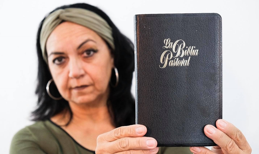 “Motivo os cristãos a postar em suas redes sociais uma foto sua com sua Bíblia, e usar hashtag #yocreoenlabiblia”, escreveu a Pra. Álida Leon em seu Facebook. (Foto: Reprodução / Facebook)
