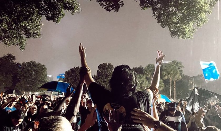 A noite de adoração 'Let Us Worship' reuniu milhares de pessoas em Orlando, marcada por conversões, curas e quebrantamento. (Foto: Twitter)