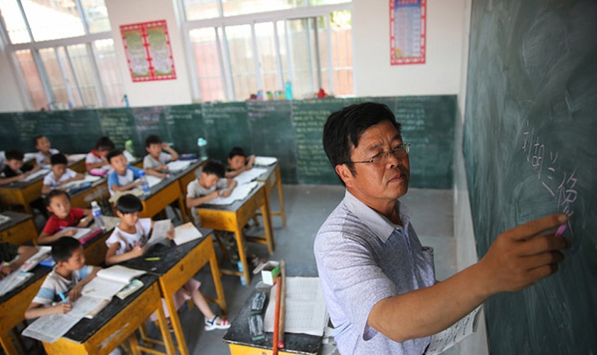 Professores são proibidos até mesmo de mencionar palavras como 'Deus' e 'oração' em sala de aula na China. (Foto: China Daily)