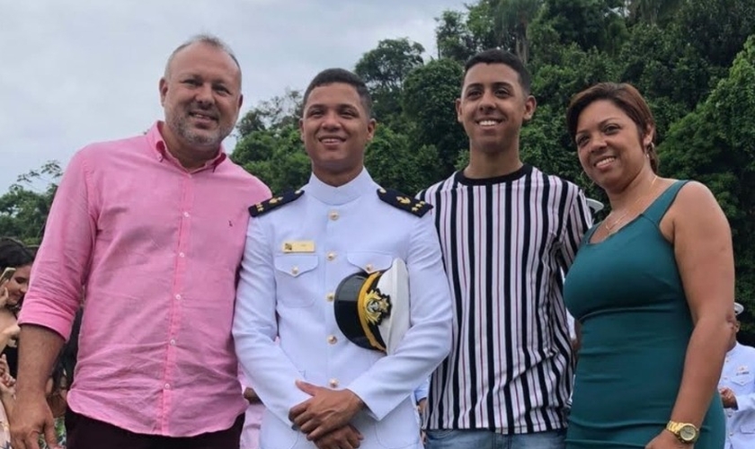 Marcelo, seus filhos Yan e Kayan, e a esposa, Elaine. (Foto: Igreja Batista Atitude)
