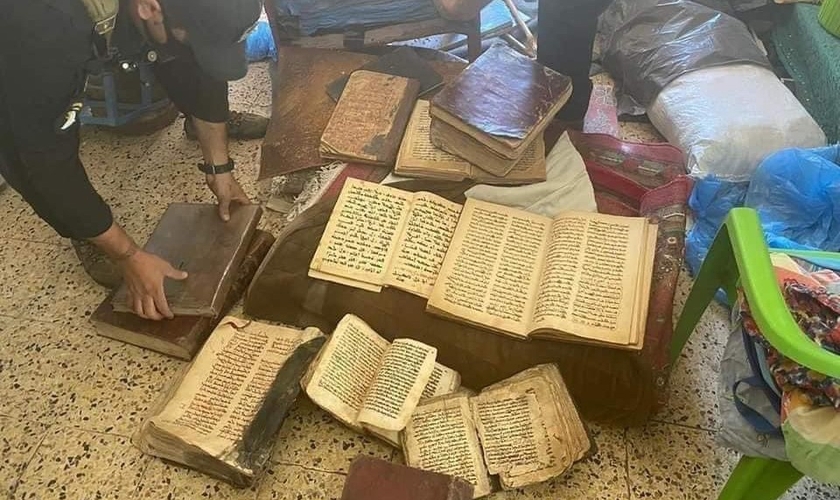 Polícia encontra antigos manuscritos cristãos, no Iraque. (Foto: Reprodução / Premier)