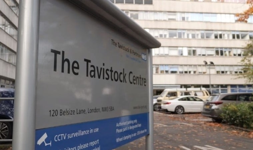 Edifício do Tavistock e Portman NHS Foundation Trust em Londres, Inglaterra. (Foto: YouTube/Sky News)