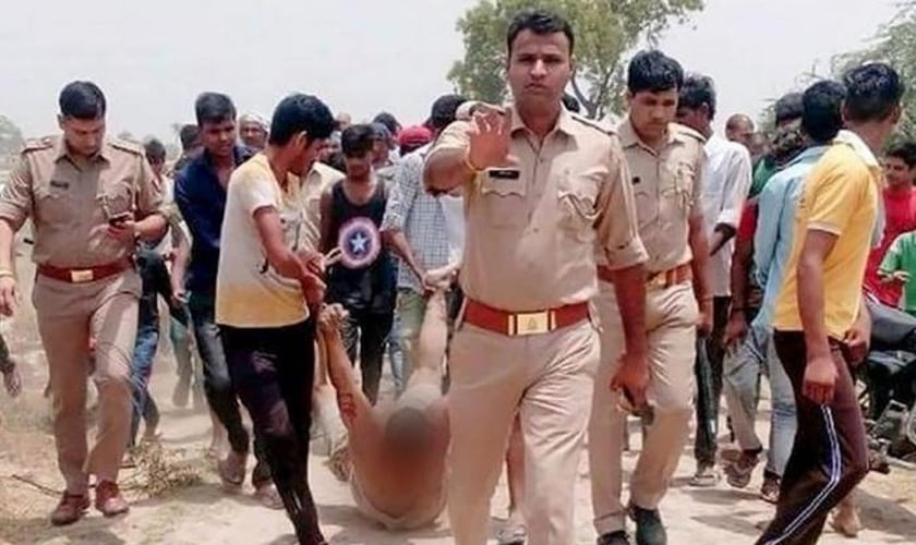 Cristão arrastado por ruas de Jharkhand por radicais hindus. (Foto: Reprodução / Asia News)