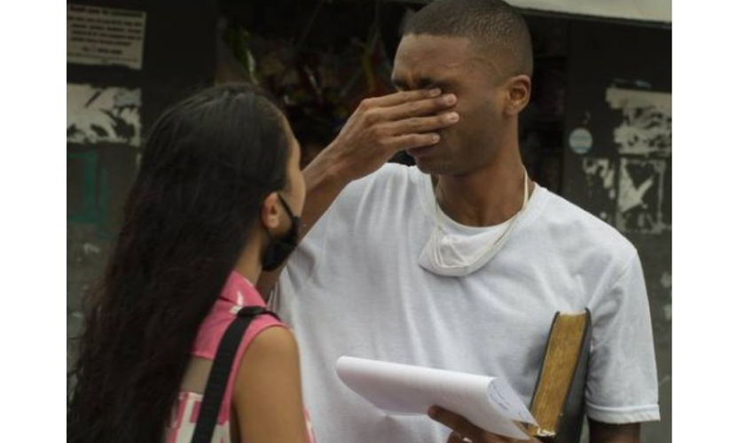 Jovem e negro Danilo foi reconhecido equivocadamente pela vítima. Na porta do presídio, ele encontrou com a esposa Ana Beatriz e o irmão Diogo Felix. (Foto: Márcia Foletto / Agência O Globo)