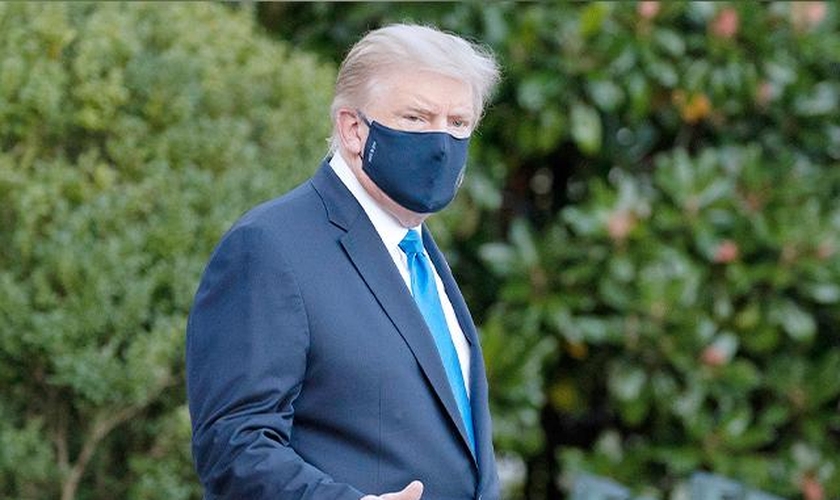 Usando máscara, o presidente dos EUA, Donald Trump deixou o hospital onde esteve internado por três dias para tratamento do coronavírus. (Foto: AP Photo/Alex Brandon)
