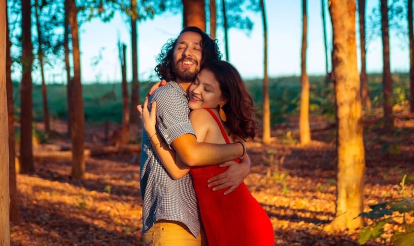 Os noivos Débora Martins, de 22 anos, e Guilherme Saito, de 28 anos. (Foto: Missões Nacionais)