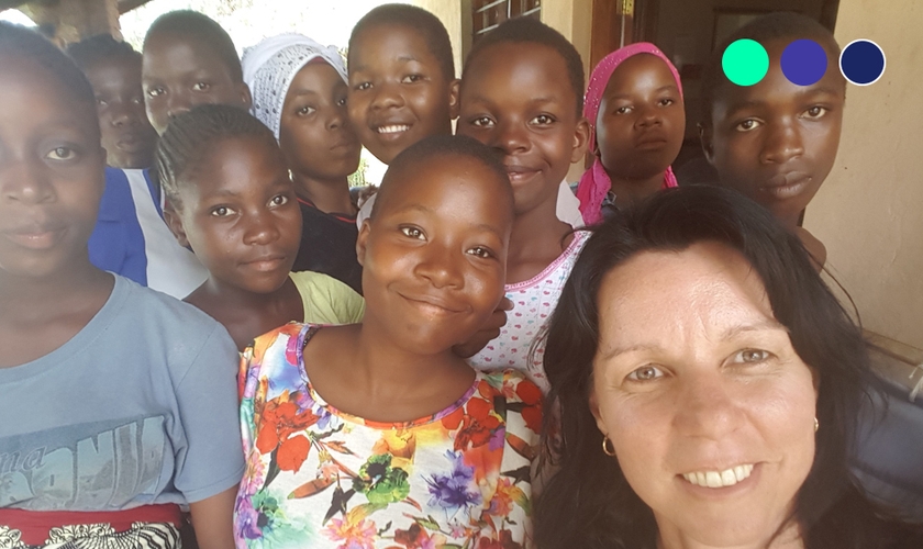 Melanie ao lado das crianças do Malawi, onde vive há 10 anos. (Foto: Reprodução / Eternity)