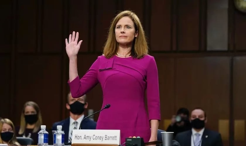 Amy Coney Barrett durante juramento diante do Senado americano, (Foto: Reprodução / Christian Headlines)