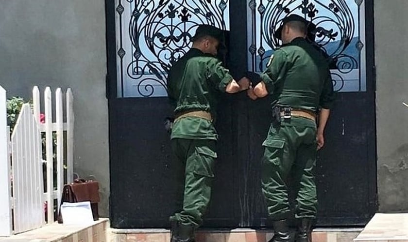 Policiais fecham portas da igreja em Boudjima, Argélia, em 22 de maio de 2019. (Foto: Reproduç