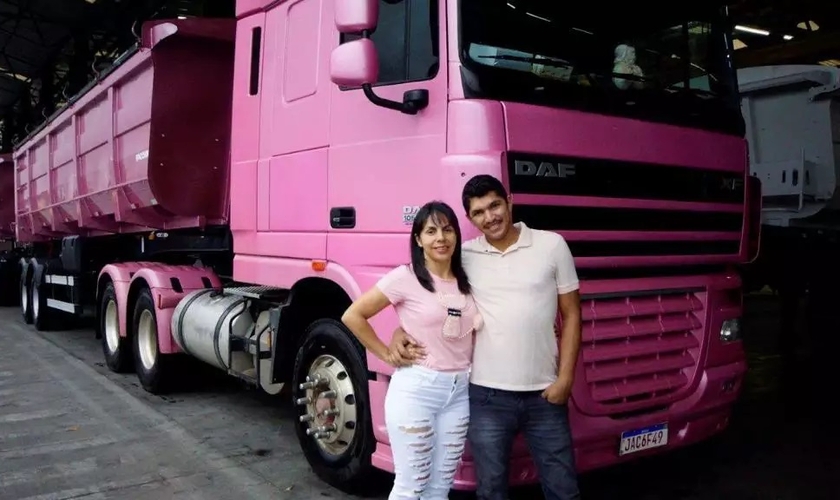 Por amor, casal Márcia e Juliano rodam o Brasil com o caminhão rosa. (Foto: Reprodução / Campo Grande News)