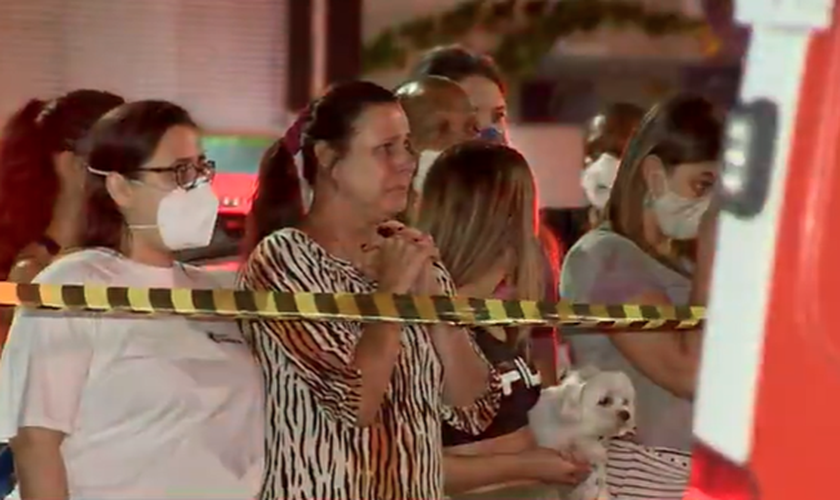 Emocionados, vizinhos oraram por mais de duas horas. (Foto: Rodrigo Gomes/TV Gazeta)