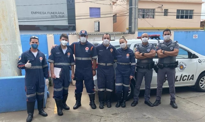 Equipes do Samu e Polícia Militar participaram de resgate de homem que teve várias paradas cardíacas em Alambari (SP). (Foto: Polícia Militar/Divulgação)