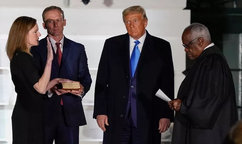 Amy Coney Barrett presta o Juramento Constitucional perante o juiz Clarence Thomas em sua posse na Corte Suprema dos EUA, na presença do presidente Donald Trump, na Casa Branca, na segunda-feira (26). (Foto: AP Photo/Alex Brandon)