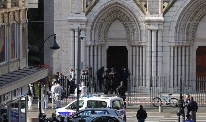 Membros franceses da unidade de polícia tática de elite RAID revistam a Basílica de Notre-Dame de Nice após um ataque com faca. (Foto: Valery Hache / AFP)