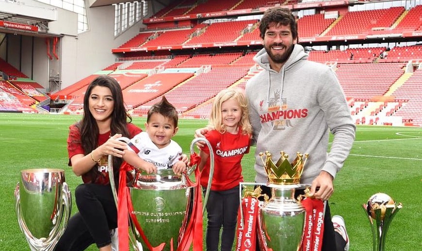 Natália e Alisson Becker junto com os filhos, celebrando vitória do Liverpool na Champions League. (Foto: Instagram/Natália Becker)