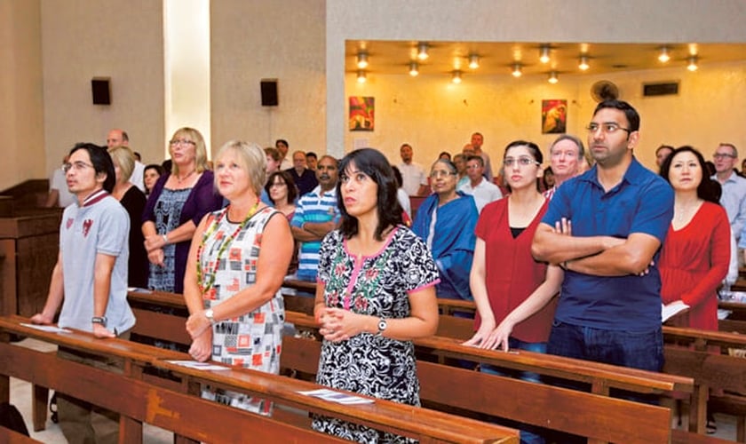 Cristãos participam de culto. (Foto: Reprodução / Gulf News)