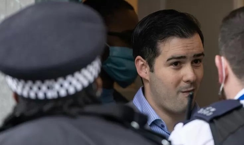 O pastor Regan King é abordado pela polícia durante batismo em sua igreja. (Foto: Reprodução / Premier)