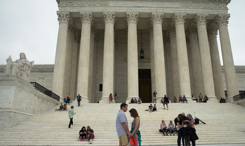 Pessoas oram em frente Suprema Corte dos EUA em Washington, 26 de setembro de 2020. (Foto: CNS / Tyler Orsburn)