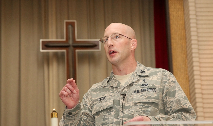 Capelão Curtiz Cizek afirma que foi demitido por acusações infundadas de que teria pregado uma mensagem de ódio contra a homossexualidade. (Foto: Chaplain Curtis Cizek - Site oficial)
