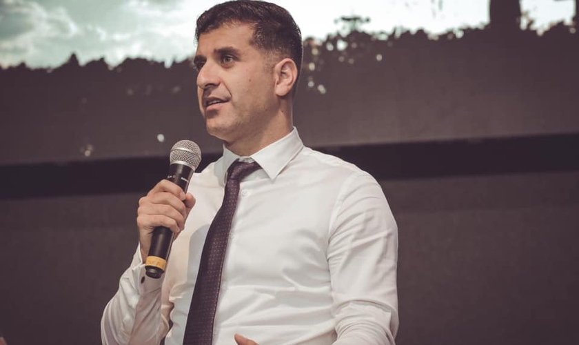 Shapoor Ahmadi em ministração no Brasil, na Igreja Vivo Por Ti, em 2019. (Foto: Abikeila Queiroz/Vivo Por Ti)