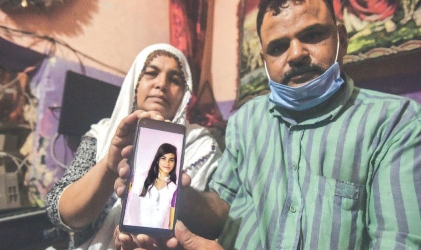 Os pais de Arzoo Raja tiveram a guarda sobre a menina negada pela Justiça do Paquistão, após a adolescente ter sido sequestrada e forçada a um casamento islâmico. (Foto: DAWN)