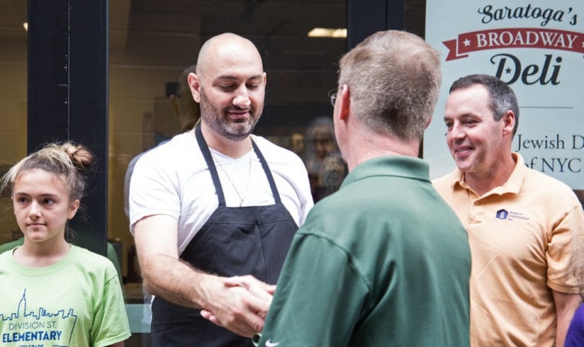 Proprietário da Broadway Deli, Daniel Chessare, na inauguração de seu negócio em Saratoga Springs, em Nova York, em 2018. (Foto: Sarah Storrer)