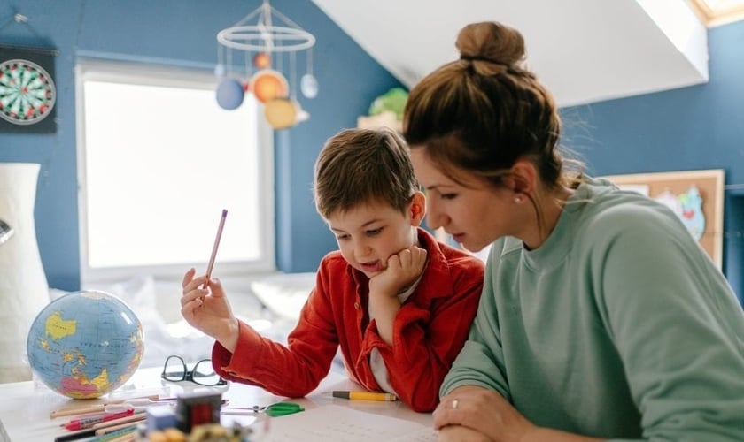 Segundo o projeto, os estudantes devem ser acompanhados por um conselheiro tutelar. (Foto: Reprodução / iStock)