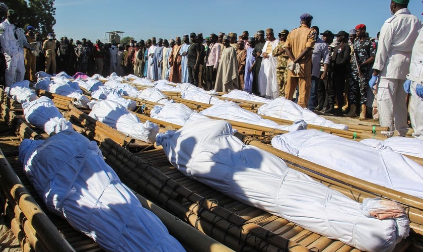 Enlutados comparecem ao funeral de 43 trabalhadores agrícolas em Zabarmari, Nigéria, em 29 de novembro. (Foto: Audu Marte / AFP / Getty)