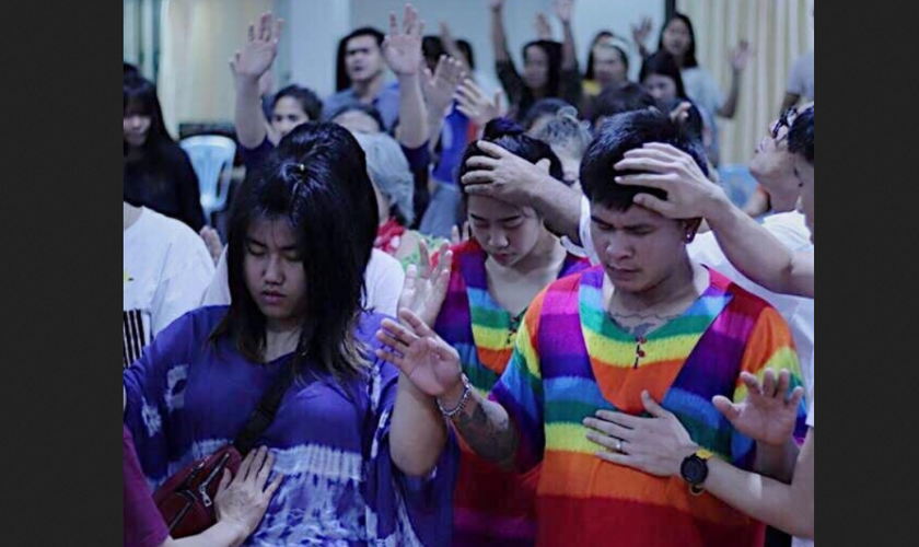 Tailandeses recebem oração em culto evangélico. (Foto: Reprodução / Multiply)