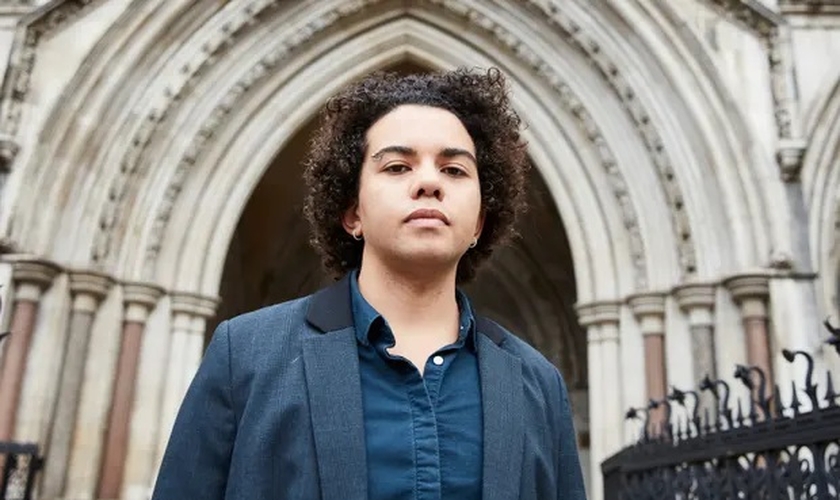 Keira Bell, 23, começou a tomar bloqueadores da puberdade quando tinha 16 anos. (Foto: David Levene / The Guardian)