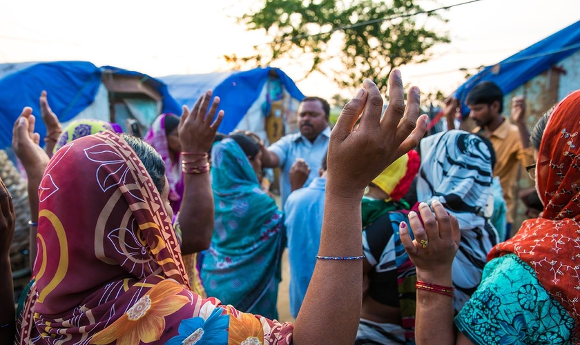 Imagem ilustrativa de cristãos em reunião de oração na Índia. (Foto: Mission India)