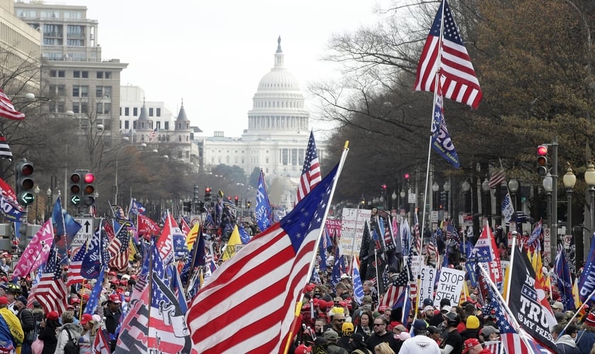 Manifestantes durante comício no sábado, 12 de dezembro de 2020, próximo ao Capitólio dos EUA. (Foto: AP/Luis M. Alvarez)