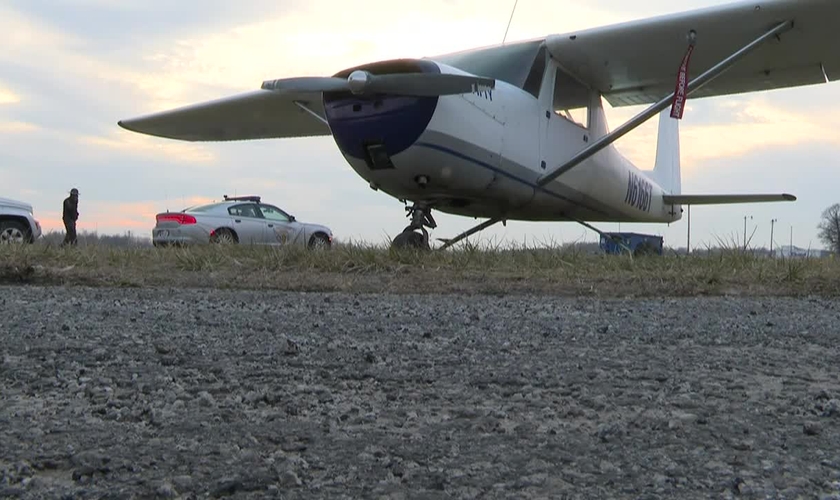 Avião fez pouso de emergência em rodovia nos EUA. (Foto: WTVG)