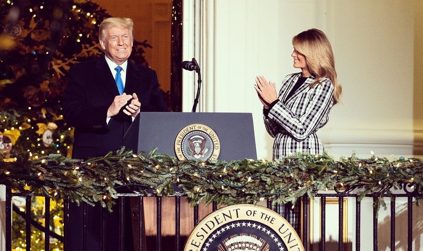 O presidente Donald Trump compartilha mensagem do Natal ao lado da primeira-dama Melania Trump. (Foto: Reprodução / Instagram)