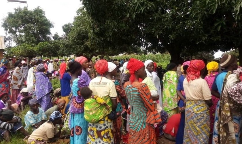 Cristãos em enterro do reverendo Alubara Audu, morto por jihadistas, no estado de Kaduna. (Foto: Reprodução / Emeka Umeagbalasi)