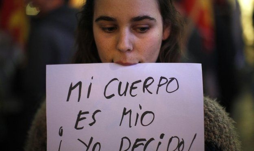 Em um recente protesto pró-escolha em Málaga, essa mulher segurava uma placa que dizia "Meu corpo é meu. Eu decido!" (Foto: reprodução / Reuters)