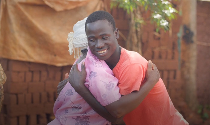 Charles abraça sua mãe Jessica: juntos, eles vivem uma nova perspectiva com Jesus. (Foto: Reprodução / Amazina)