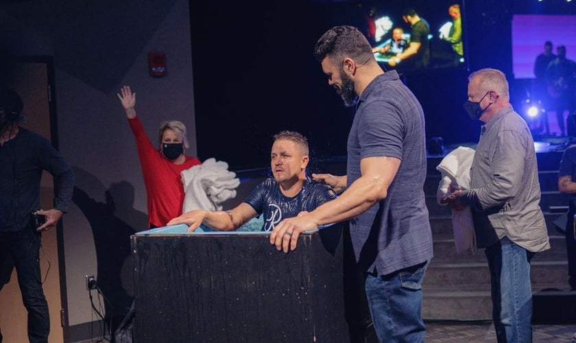 Andrei Iacob foi batizado na Igreja Batista Long Hollow poucos dias após ter esposa e filho assassinados. (Foto: Robby Gallaty/Instagram)