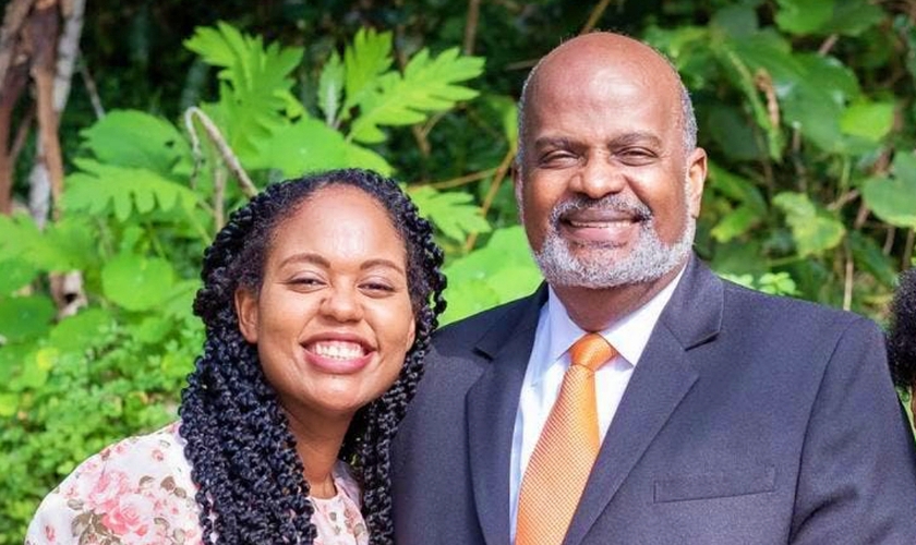 Pastor Elie Henry e sua filha, Irma. (Foto: IASD News)