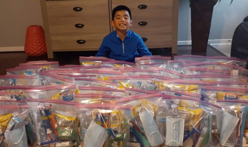 Dylan Virtudazo entregou 50 sacolas cheias de lanches e produtos de higiene para moradores de rua no Texas. (Foto: Nancy Virtudazo)