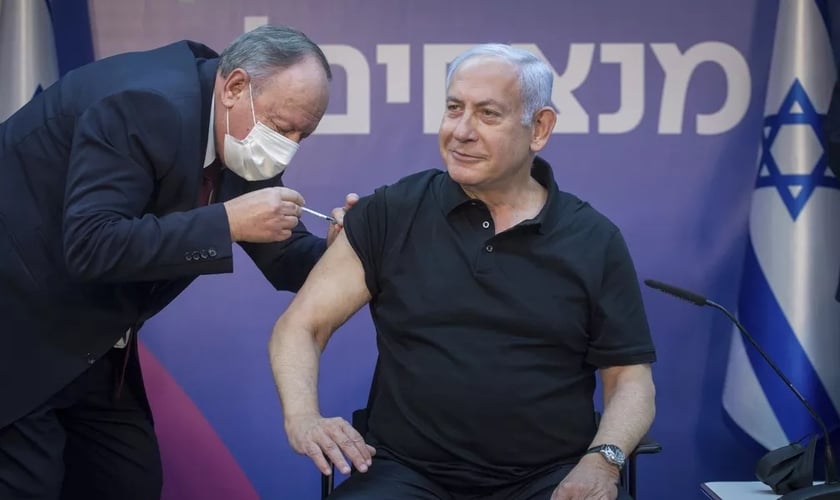 Primeiro-ministro de Israel, Benjamin Netanyahu, recebe segunda dose da vacina da Pfizer-BioNTech contra a Covid-19 no dia 9 de janeiro. (Foto: Miriam Elster /Pool Photo via AP)