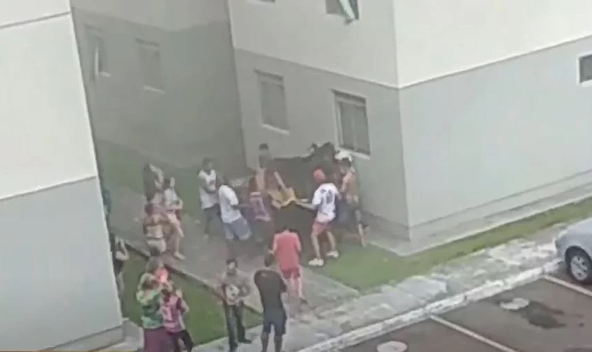 Vizinhos ajudam a proteger crianças e avó. (Foto: Reprodução / RIC Record TV)