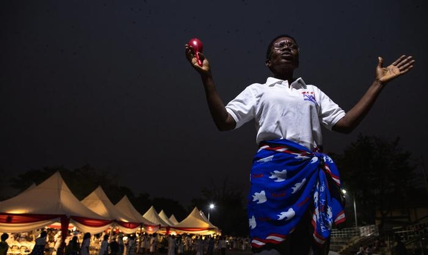 Imagem ilustrativa de uma mulher orando em Kumasi, Gana, em 6 de janeiro de 2017. (Foto: Reuters/Francis Kokoroko)